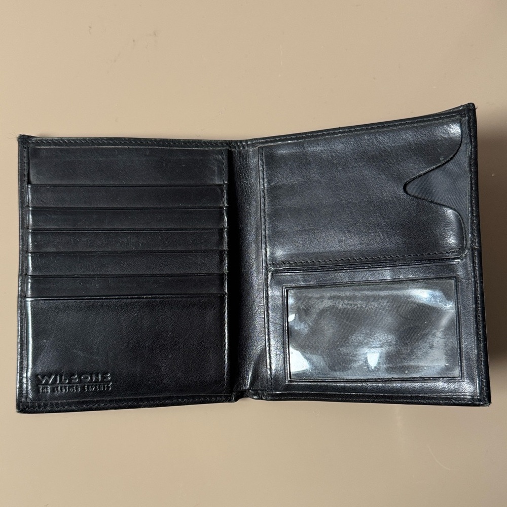 Wilsons Leather bifold wallet in black VNTG 4 x 5”